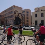 tour in bici con il murales di falcone borsellino alla Cala a Palermo