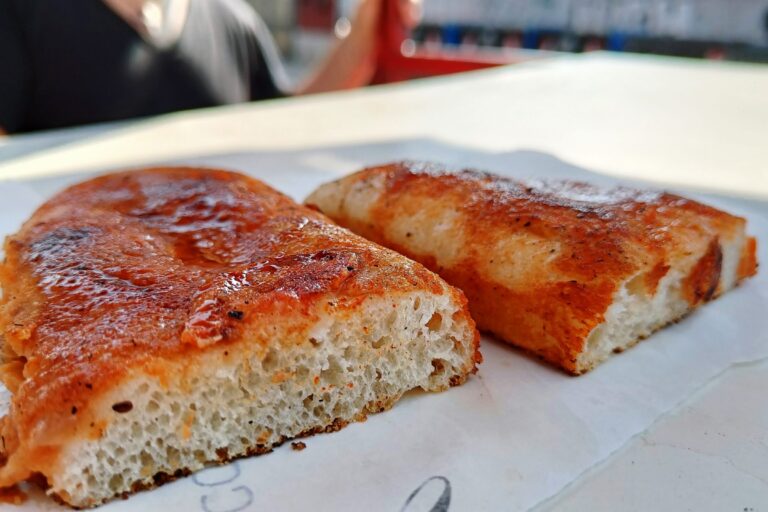 lo sfincione è street food di palermo